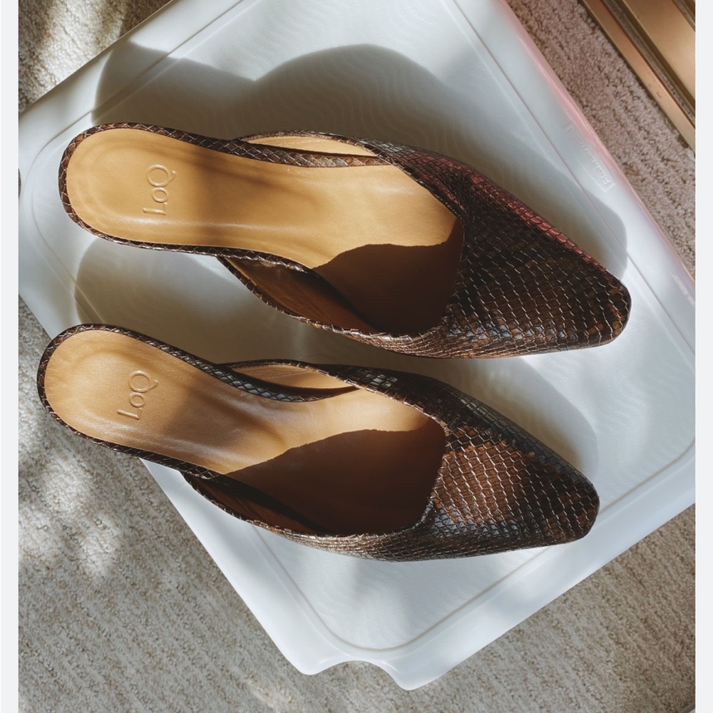 LOQ Carmen Snakeskin Embossed Leather Wooden Heel Mules Size 40.